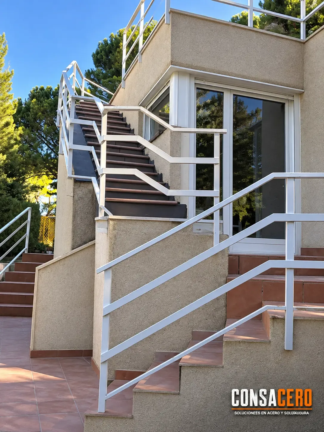 Escalera exterior con barandillas metálicas