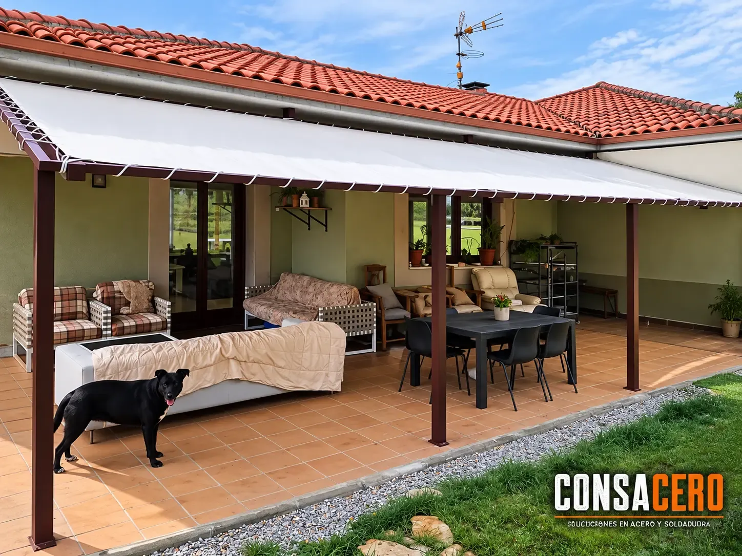 Pérgola metálica terminada con cubierta de lona en un patio