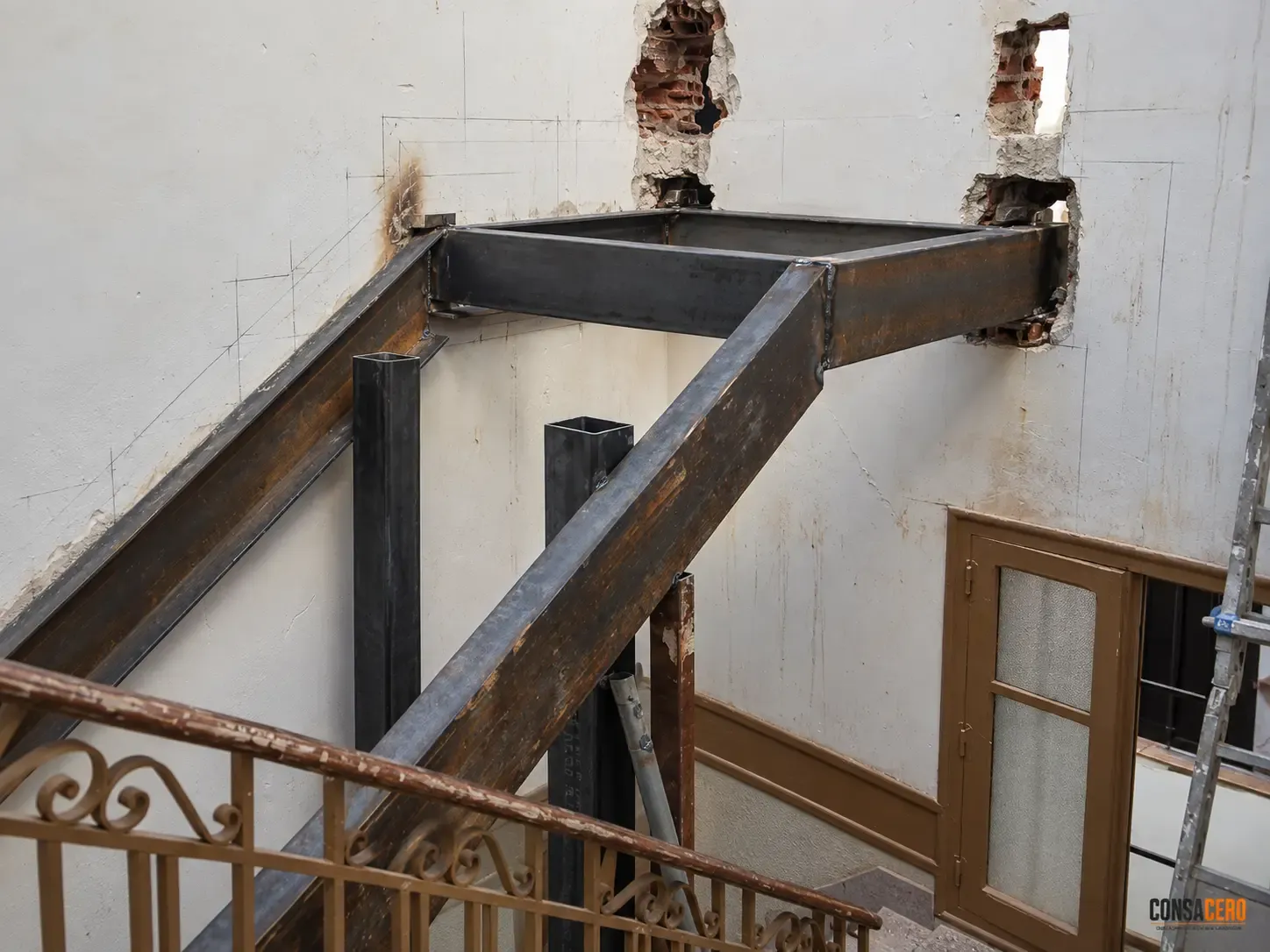 Refuerzo estructural de acero soldado en el interior de un edificio